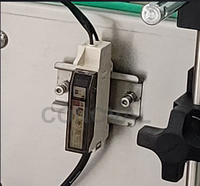 Machine d'étiquetage entièrement automatique horizontale pour bouteilles rondes, conteneurs, bocaux et baumes à lèvres