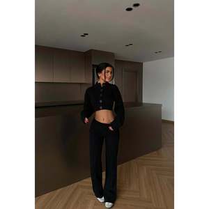 Conjunto de Punto con Detalle de Botones Negros, Tejido de Ganchillo y Patrón Estampado - Product Image 3