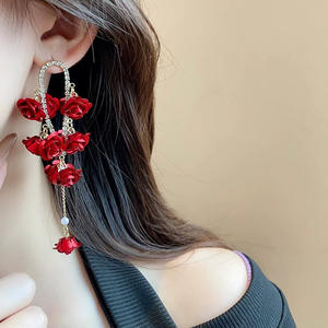 Pendientes Largos de Perlas y Circonitas con Flor de Rosa Roja, que Emiten un Encanto Etéreo y de Alta Gama - Product Image 3