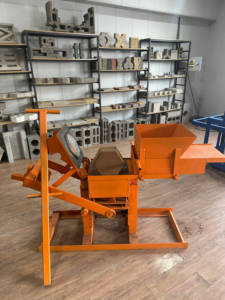 Portable de vente chaude en Afrique qui ne nécessite pas d'<span class=keywords><strong>électricité</strong></span> <span class=keywords><strong>pour</strong></span> la fabrication manuelle de briques en argile - Product Image 5