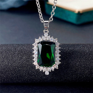 Collana con pendente vintage in zircone verde smeraldo per donna, elegante catena a clavicola, gioielli alla moda - Product Image 1