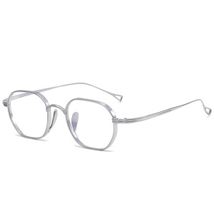 Montura de gafas de titanio puro para hombres y mujeres, monturas de gafas cómodas ultraligeras, gafas graduadas ópticas para lectura de <span class=keywords><strong>miopía</strong></span> - Product Image 1