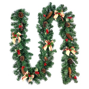 Guirlande de Noël artificielle en gros, décorée de lumières blanches, de cônes de pin et de grappes de baies, collection de Noël - Product Image 1
