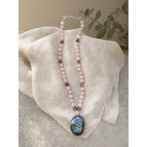 Collar Mala de Cuentas de Kunzita y Cuarzo Ahumado con Colgante de Labradorita con Símbolo Om - Abraza la Armonía Espiritual y el Equilibrio Interior - Product Image 3