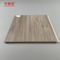 Vente directe d'usine, panneaux muraux et de plafond en PVC imperméables avec design en grain de bois laminé pour usage hôtelier/résidentiel/bureau