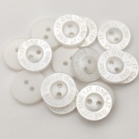 Boutons en résine écologique de 21L, à dos plat, polis, imitation coquille, à 2 trous, pour manteaux, vêtements et chemises pour hommes - Vente en gros