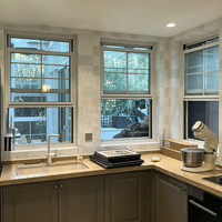 Ventana Corredera Vertical de PVC Estilo Europeo Americano con Rejillas y Vidrio Templado para Casa