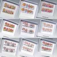 Ongles courts à presser faits main, style French Tip, motifs sculptés ombrés, strass scintillants, exquis et luxueux