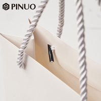Sacs shopping en papier blanc personnalisés avec logo PINUO, poignée en cordon torsadé, sac cadeau en papier kraft de luxe pour l'emballage de bijoux en détail