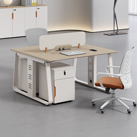 Bureaux, chaises et postes de travail modernes, bureaux informatiques, panneaux en bois