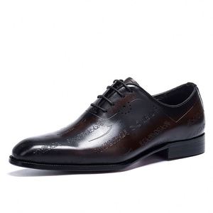Elegantes Zapatos de Vestir Clásicos de Cuero para Hombre, Pulidos a Mano, Color Marrón, con una Audaz Cadena de Metal Negra - Product Image 6