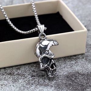 Collier pendentif crâne en acier inoxydable pour homme, style punk, design asymétrique, forme géométrique, bijoux tendance - Product Image 1