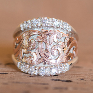 Anello Bicolore Vintage Stile Reale con Incisioni in Rilievo, Accessorio Moda Unisex - Product Image 1