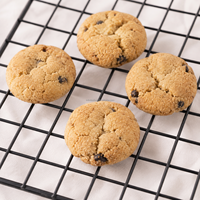 Biscuits à la crème sucrée et aux pépites de chocolat à la saveur café, marque privée, fabrication sur mesure pour la distribution en supermarché