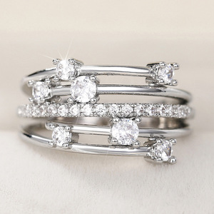 Anello Scintillante con Zirconi Incrociati per Donne, Elegante Gioiello da Dito Geometrico alla Moda - Product Image 6