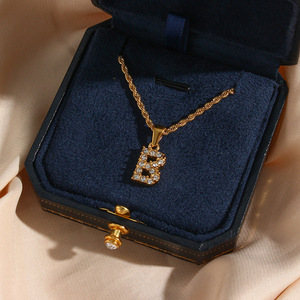 Ciondolo Personalizzato con Lettera Iniziale Incastonato con Zircone Rotondo Trasparente, Collana con Catena a Corda Intrecciata in Acciaio Inossidabile Placcato Oro 18K - Product Image 2