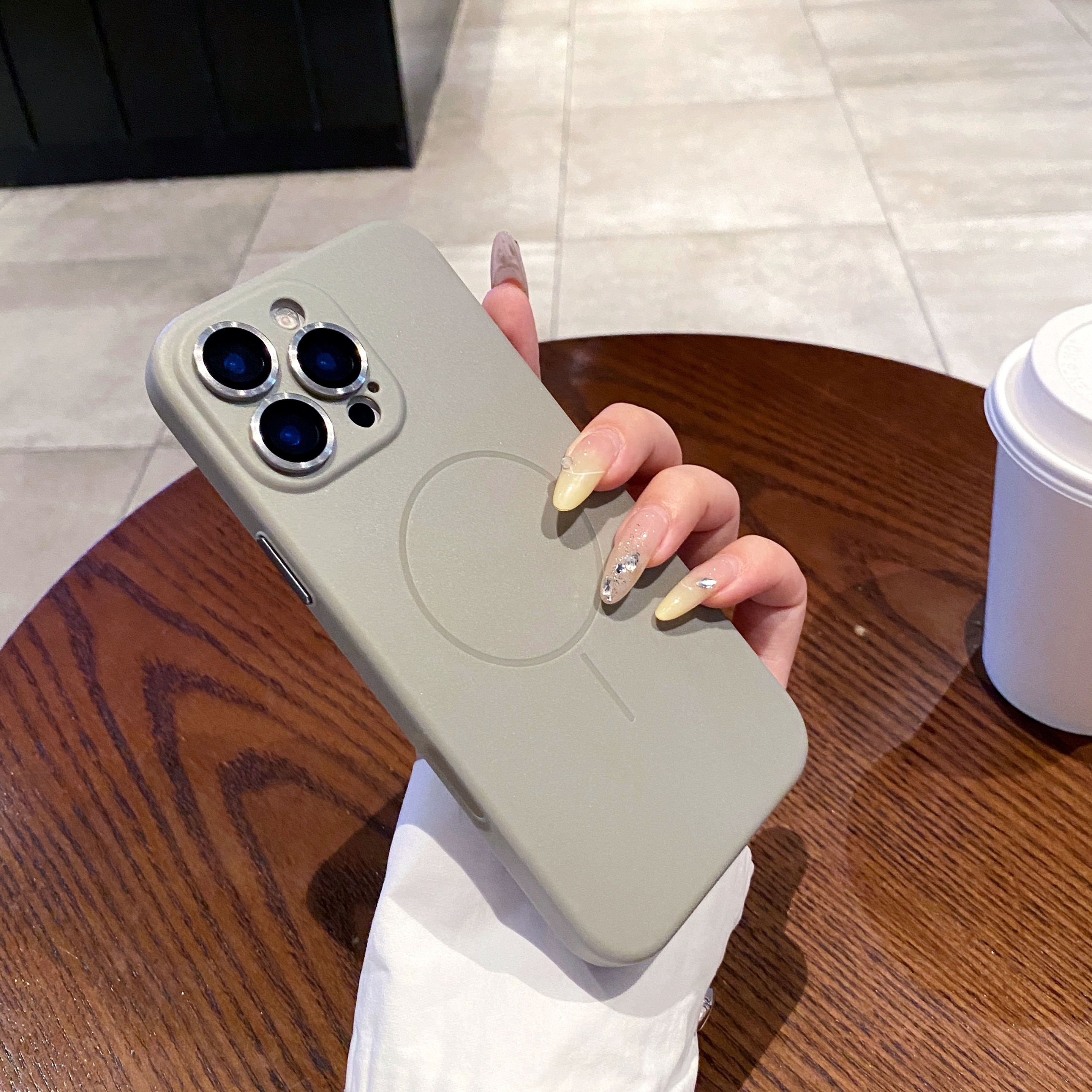 สีเทาเข้ม