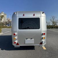 Camping-car moderne et élégant en aluminium de qualité aéronautique gris argenté, petite caravane de voyage préfabriquée avec salle de bain à induction