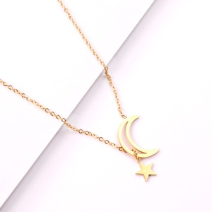 Collar con Colgante de Oro de 18k, Cadena de 18 Pulgadas con Forma de Luna y Estrella - Product Image 4