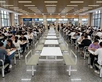 Ensemble de mobilier de restaurant contemporain et économique avec table et chaises intégrées pour centres commerciaux et écoles