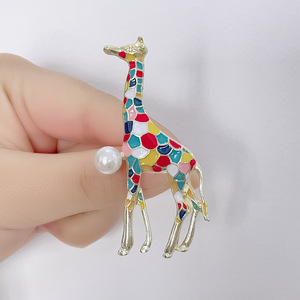 Nueva llegada de moda nuevo Pin de solapa al por mayor personalizado 3D bufanda de seda exagerada a granel personalizado duro esmalte alfileres broche jirafa - Product Image 1
