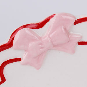 طبق حلوى أنيق من السيراميك من Redeco بحافة حمراء وفيونكة وردية، طقم أطباق سيراميك فاخر، أدوات مائدة لطيفة للاستخدام في الحفلات المنزلية - Product Image 5