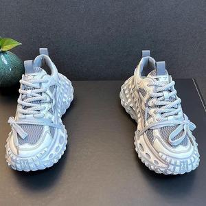 รองเท้าผ้าใบผู้ชายอินเทรนด์สีเทาสีขาวส้นแบนแบบผูกเชือกสวมใส่ทุกวันผู้สูงอายุ 60 พลัสไซส์ 2025 - Product Image 3