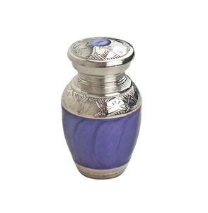 Urna Toscana golpeada a mano real, superventas, nuevo diseño, ataúd de recuerdo, metal tallado a mano de alta calidad en latón, aluminio, urna para cenizas - Product Image 1