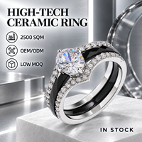 Bague en céramique noire avec double tige en acier inoxydable, grand zircon rond central, pavé de zircons transparents, vente en gros OEM ODM