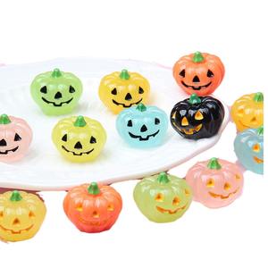 CHENXI Venta al por mayor de adornos de resina de calabaza 3D luminosos para Halloween, manualidades DIY, colgante para llavero, decoración - Product Image 1