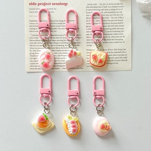 Portachiavi in resina a forma di fragola, simpatico giocattolo alimentare, versatile ornamento da appendere per custodia auricolari, decorazione per zaino, ciondolo per catenella telefono - Product Image 2