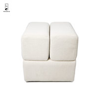 Pouf carré Boucle - Repose-pieds géométrique modulaire - Tabouret sculptural en polaire Teddy pour salon