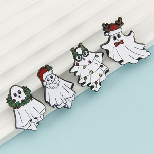 YINI Broche de solapa de aleación de zinc grabado con fantasma de dibujos animados de Halloween y Navidad, insignia de esmalte dorado suave para hombre y mujer - Product Image 3