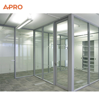 Cloison de studio en verre trempé sur mesure APRO Construction, cloison de bureau en verre avec bureau