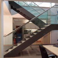 Échelles en spirale en fer personnalisées Mono Stringer Escalier extérieur durable avec garde-corps en verre pour villa maison