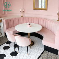 Ensemble de mobilier de restaurant et café : Sièges de banquette incurvés élégants à capitonnage vertical, chaise en velours rose, table ronde en pierre frittée