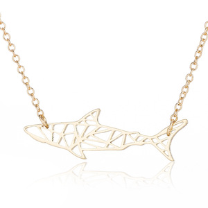 Venta al por mayor Simple oro blanco hueco océano Animal martillo tiburón diente collar - Product Image 4