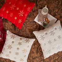 Housse de coussin et taie d'oreiller décorative de Noël en peluche carrée avec broderie de flocons de neige et de paillettes dorées