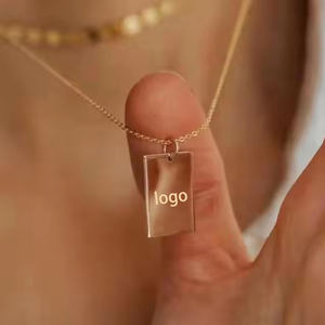 Collana in Acciaio Inossidabile Placcato Oro 18K Personalizzata <span class=keywords><strong>con</strong></span> Ciondolo Inciso e Zirconi, Stile Carino - Product Image 1