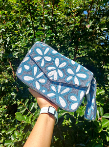 Bolso de Mano Moderno Tipo Bandolera, Impermeable y Ecológico, con Bordado de Cuentas Azules con Diseño Mediterráneo - Product Image 5