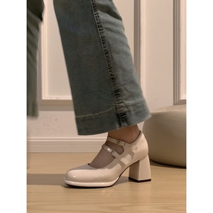 Zapatos de Tacón Alto y Grueso Blancos Versátiles para Mujer, Estilo Británico Francés 2026, Calzado que Combina con Vestidos y Aumenta la Estatura - Product Image 1