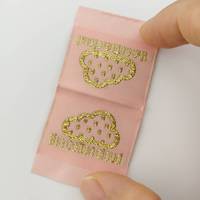 Étiquette de cou tissée rose brodée écologique personnalisée avec logo Étiquette tissée de col principal pour vêtements