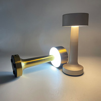 Lampe de Table LED Moderne à Commande Tactile, Dimmable, Blanc Chaud 3500K, Corps en Fer, Abat-Jour Métallique, pour Chambre, Chevet, Bureau et Lecture, sur Batterie