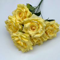 Günstige Kunstblumen zum Fabrikpreis 7-Köpfiger Künstlicher Rosenstrauß Seidenrosen-Bouquet für Hochzeitsdekoration