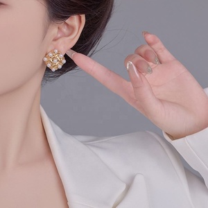 Pendientes de Perlas de Estilo Retro Francés para Mujer, Elegantes, Nuevo Diseño Explosivo con Temperamento Clásico, Estilo Pequeño y Fragante - Product Image 6