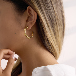 Aros de Bambú con Forma de C, Chapados en Oro de 18K, Acero Inoxidable, Diseño Geométrico, Joyería para Uso Diario - Product Image 3