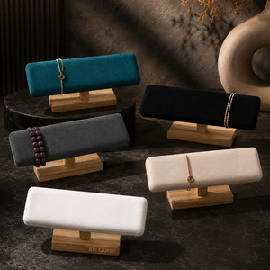 Expositor de joyería de madera premium con almohadilla de terciopelo suave para exhibir pulseras y brazaletes en joyerías y tiendas de regalos. - Product Image 1