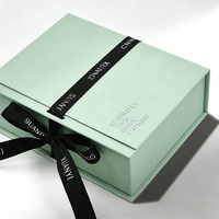 Scatola di Imballaggio Personalizzata a Forma di Libro in Carta Riciclata con Chiusura Magnetica, Nastro Personalizzato, Fodera in Spugna, Design in Rilievo e Logo Personalizzato