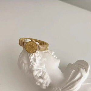 Anillos Vintage Resistentes al Agua y al Deslustre, de Buena Calidad, Chapados en Oro PVD de 14k y 18k, Anillo de Acero Inoxidable 316L con Diseño de Moneda para Mujer - Product Image 2