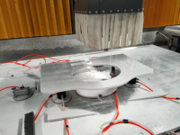 Centre d'usinage CNC à 5 axes entièrement automatique avec double ventouse pour le déplacement de plaques, pour le travail des dalles de quartz et de granit, avec moteur